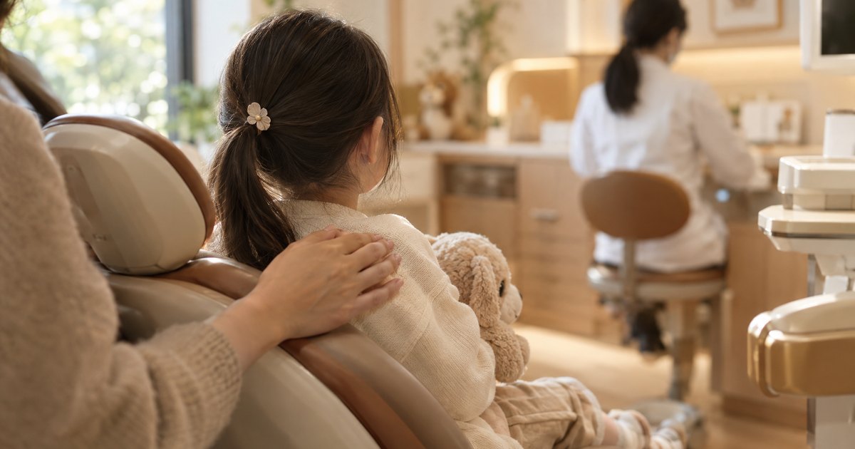 대구 북구 소아치과 — 보호자와 함께 진료 의자에 앉은 아이